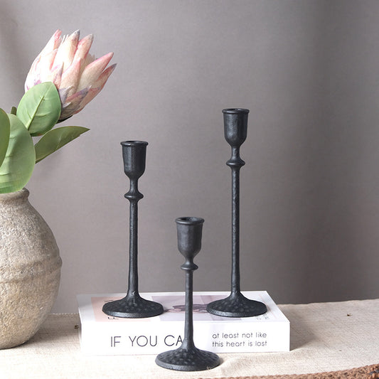 3 chandeliers noirs fonte médiéval