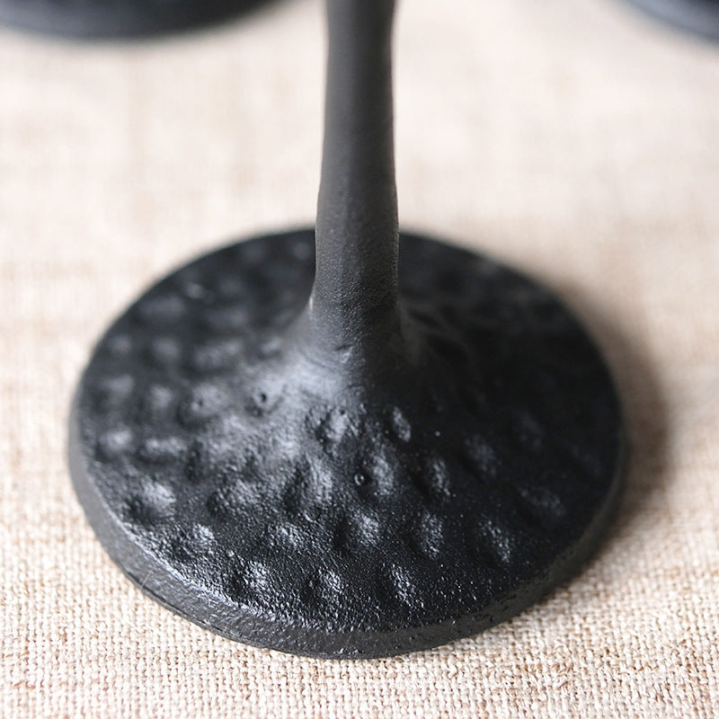 Pied martelé chandelier fonte médiéval